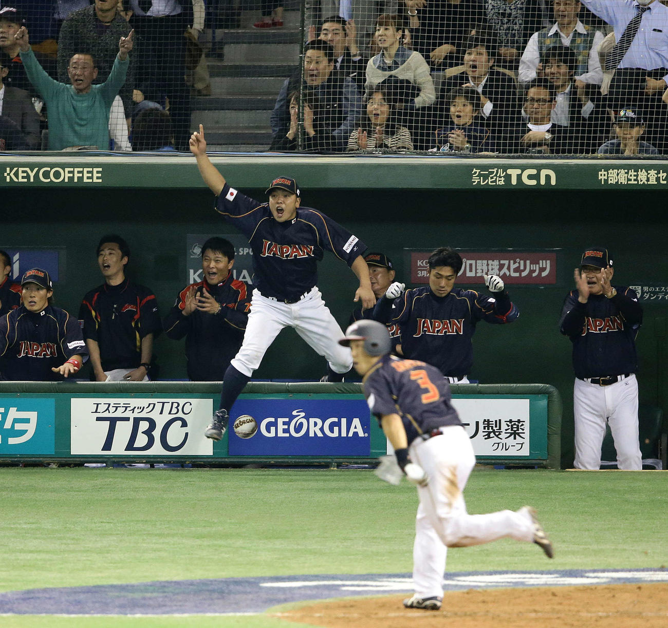 2013年3月WBC2次ラウンド台湾戦　9回表日本2死二塁、同点となる中前適時打を井端弘和（手前）が放ち、走者鳥谷敬に生還を促す阿部慎之助（中央）。右端は喜ぶ山本浩二監督