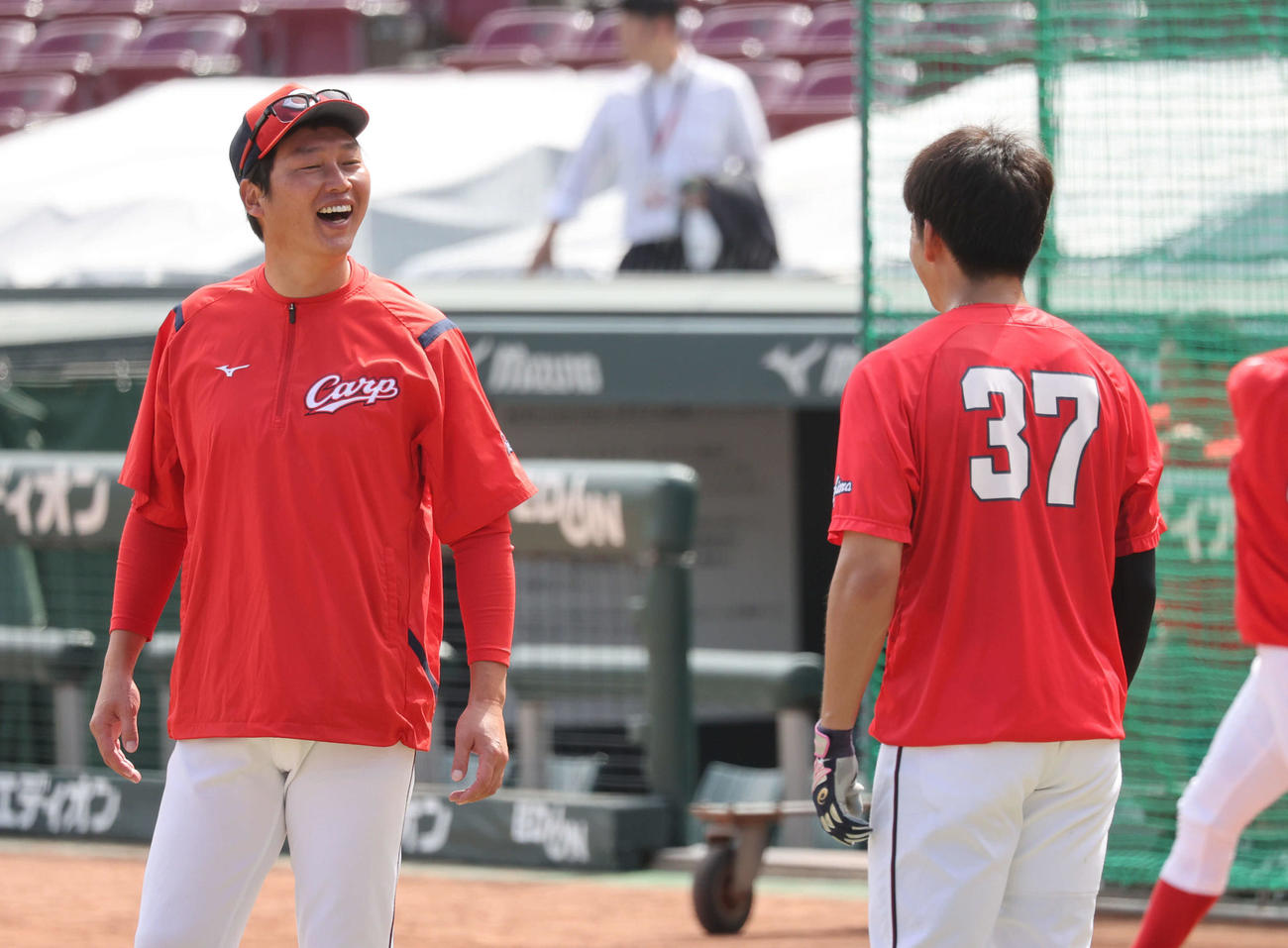 全体練習に合流した広島野間（右）と笑顔で話し合う新井貴浩監督（撮影・加藤孝規）