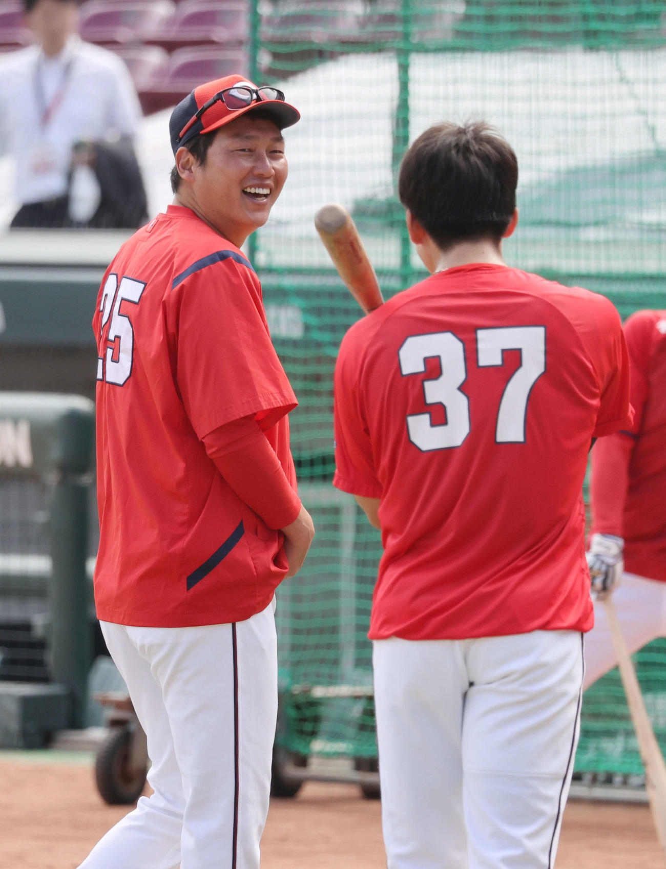 全体練習に合流した広島野間（右）と笑顔で話し合う新井貴浩監督（撮影・加藤孝規）