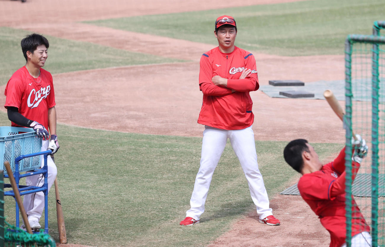 全体練習に合流した広島野間（左）と矢野のロングティーを見守る新井監督（中央）（撮影・加藤孝規）