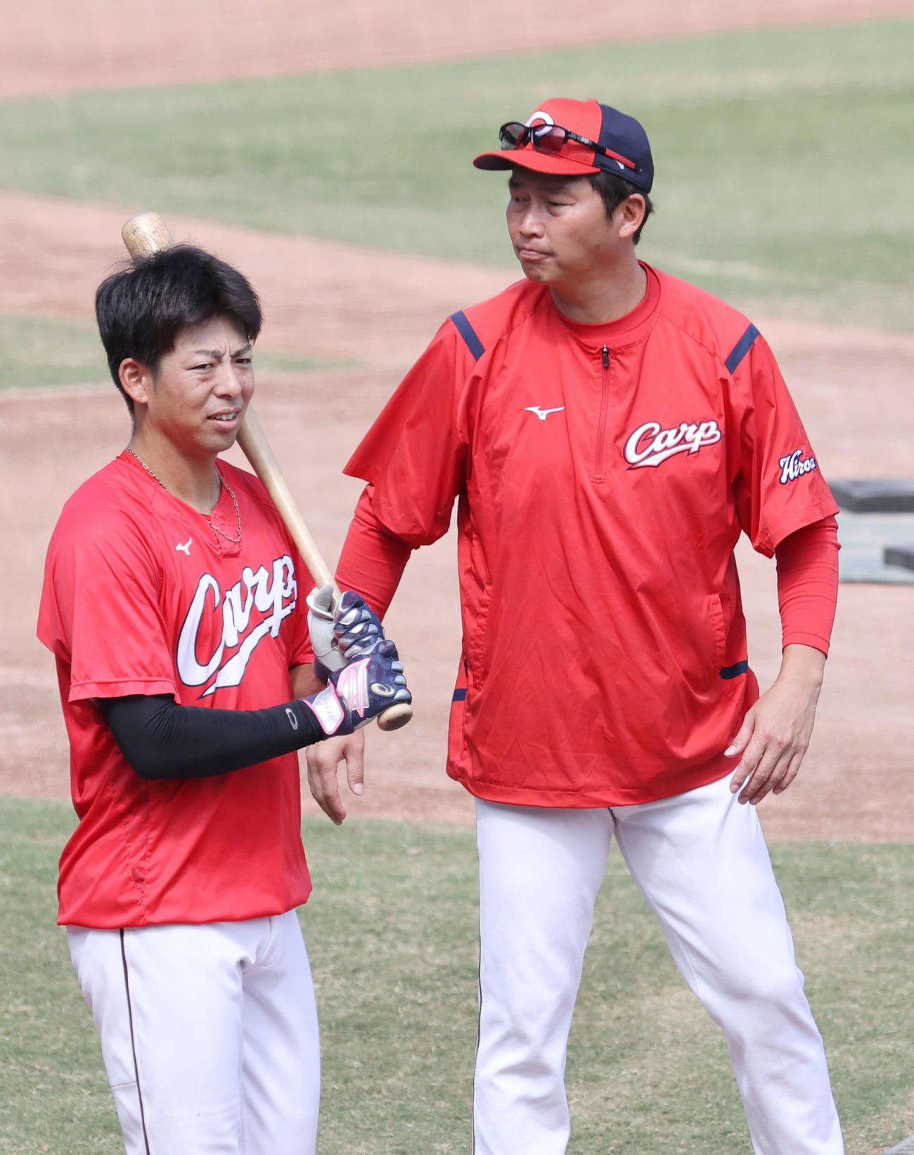 全体練習に合流した広島野間（左）と新井監督（撮影・加藤孝規）