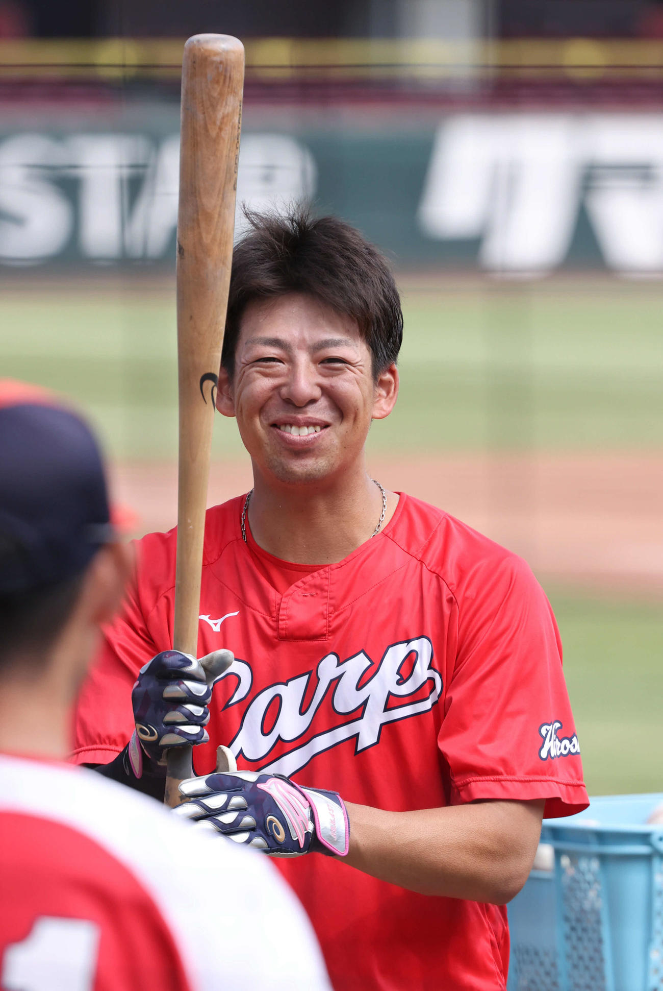 全体練習に合流し、打撃練習中に笑顔をみせる広島野間（撮影・加藤孝規）
