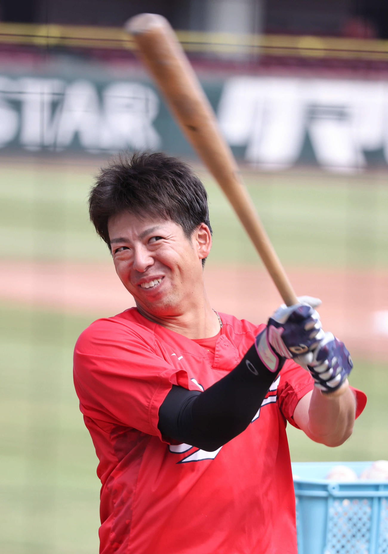 全体練習に合流し、打撃練習中に笑顔をみせる広島野間（撮影・加藤孝規）