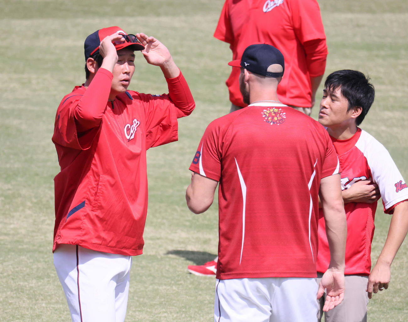 全体練習に合流し、新井監督と話し合う広島ターリー（右から2人目）（撮影・加藤孝規）