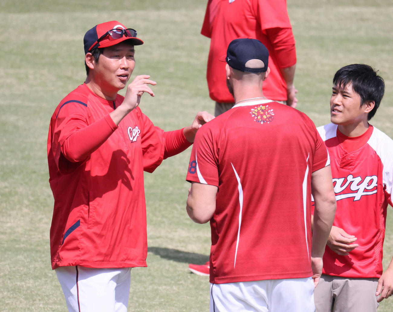 全体練習に合流し、新井監督と話し合う広島ターリー（右から2人目）（撮影・加藤孝規）