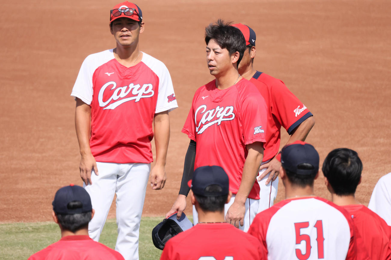 全体練習に合流し、チームメートらにあいさつする広島野間（中央）（撮影・加藤孝規）