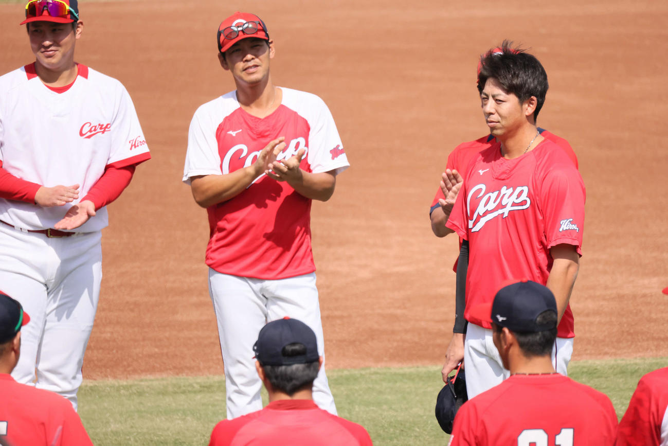 全体練習に合流し、チームメートらにあいさつする広島野間（中央）（撮影・加藤孝規）