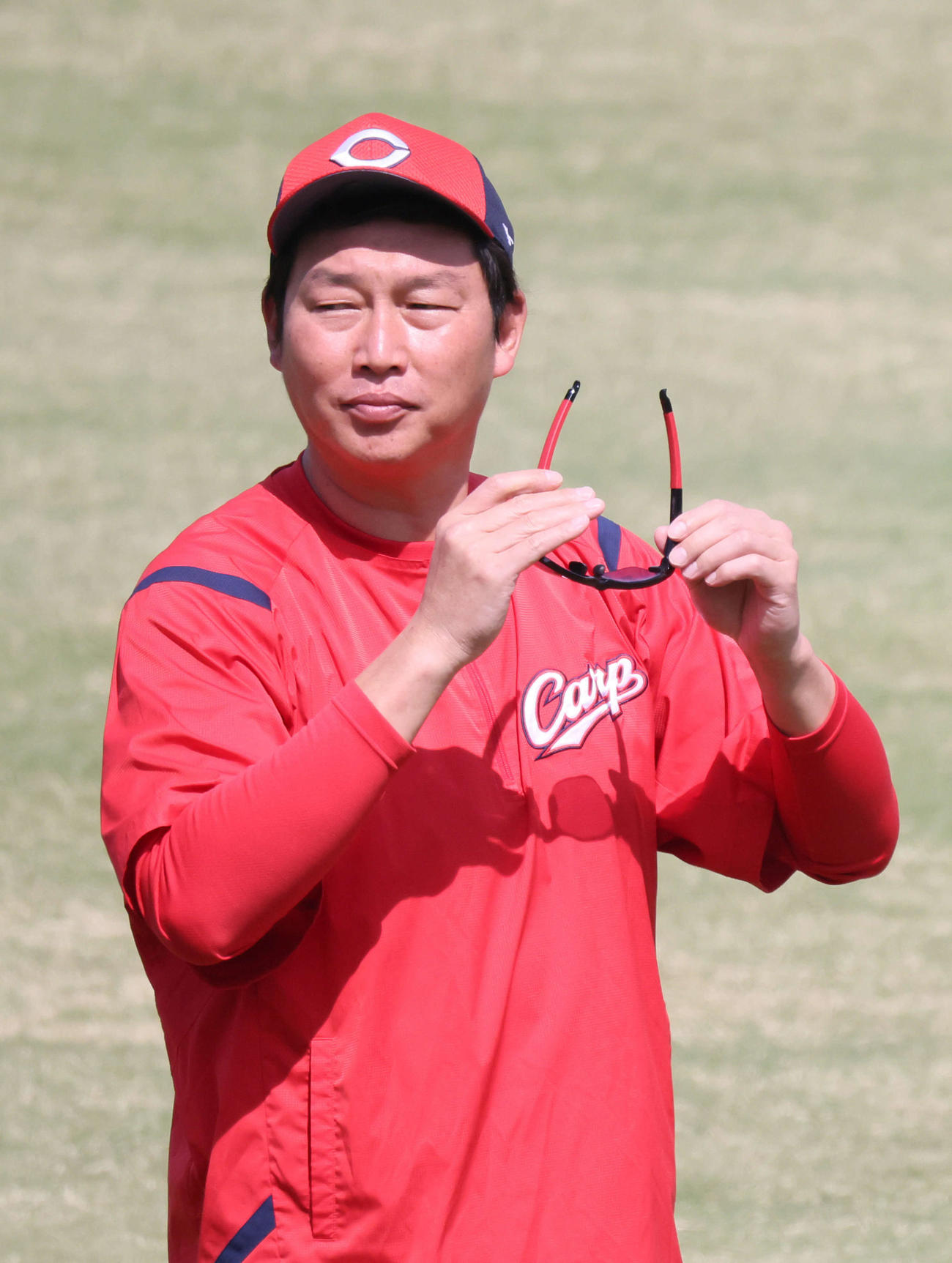 全体練習を見守る広島新井監督（撮影・加藤孝規）