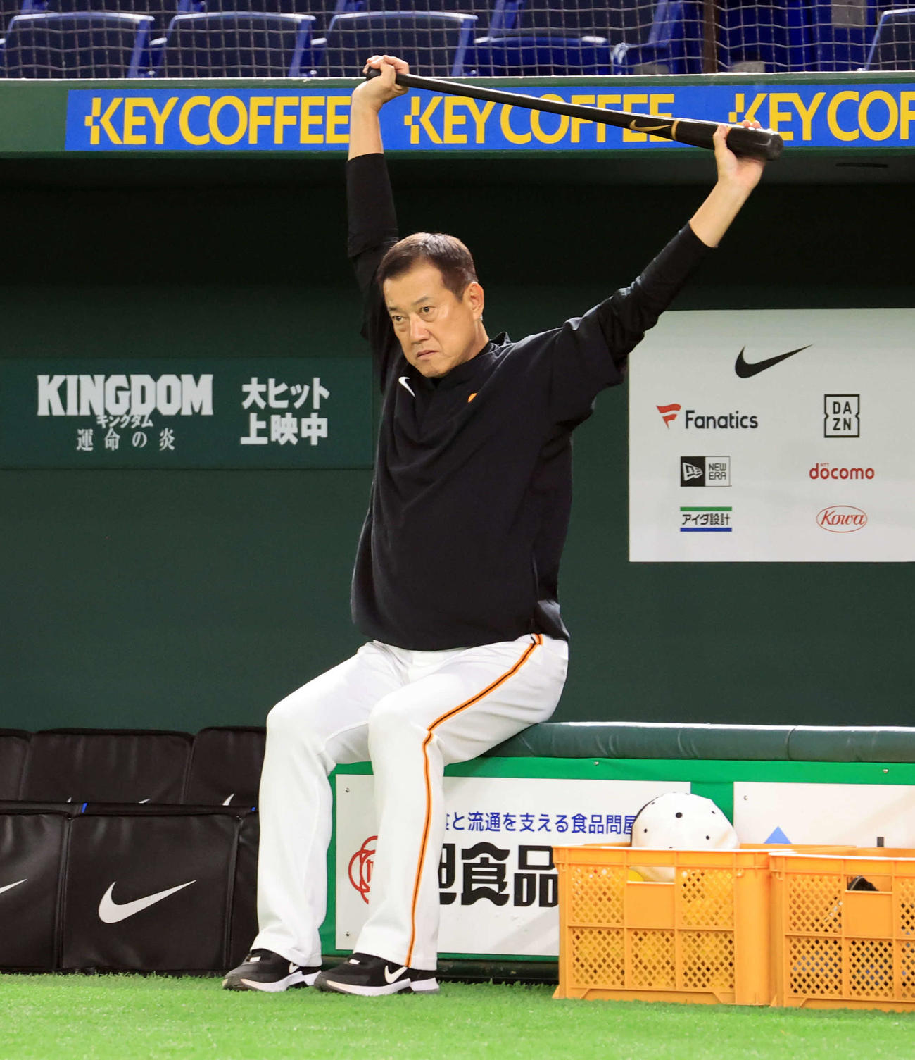 巨人対DeNA　試合前、ベンチでバットを使ったストレッチをする巨人原監督（撮影・浅見桂子）