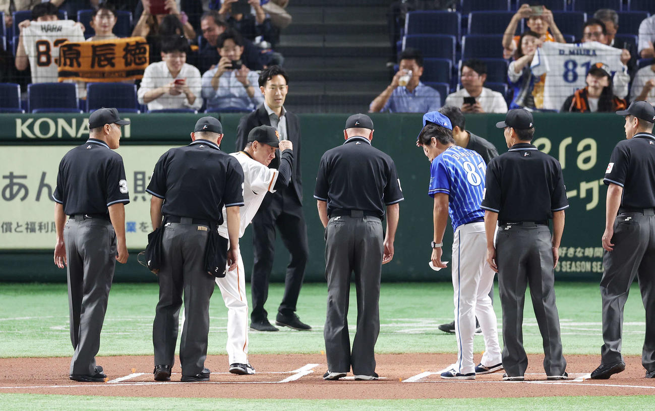 巨人対DeNA DeNA三浦監督（中央右）とメンバー表を交換した巨人原監督（同左）（撮影・宮地輝）