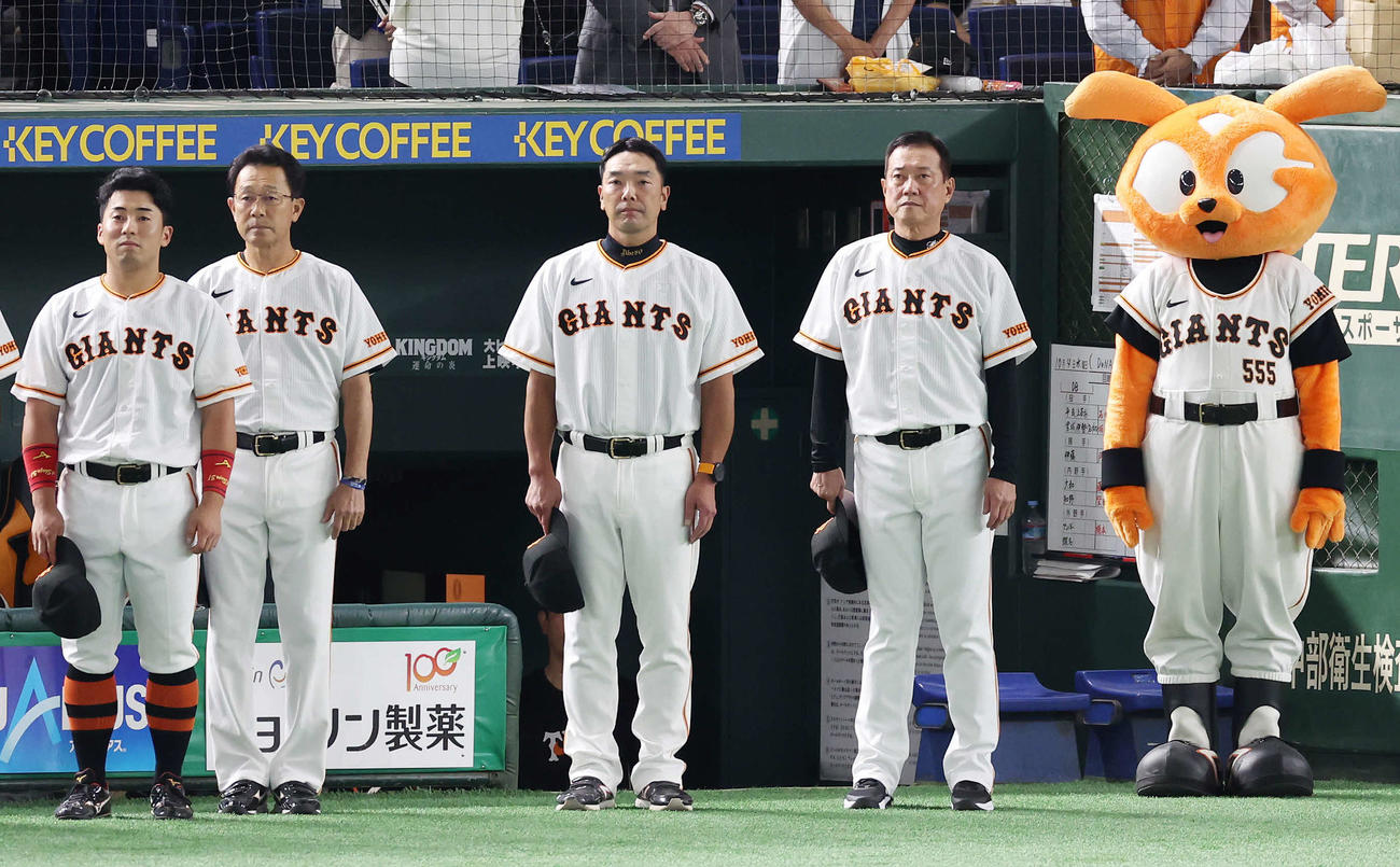 巨人対DeNA　国歌を聴く巨人原監督（右から2人目）（撮影・宮地輝）