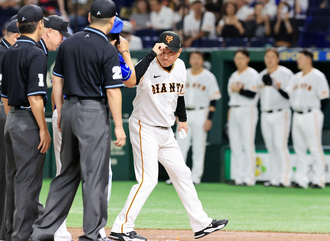 巨人対DeNA　試合前、メンバー最終確認後、一礼してあいさつする巨人原監督（右）（撮影・浅見桂子）