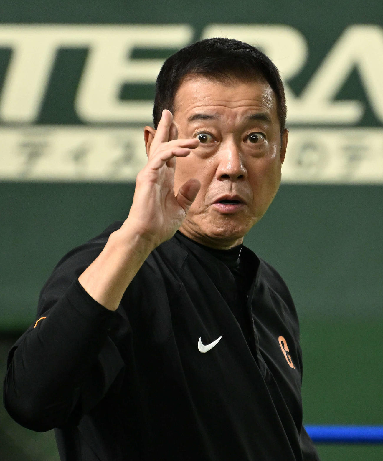 巨人対DeNA　試合前練習で関係者にあいさつする巨人原監督（撮影・滝沢徹郎）