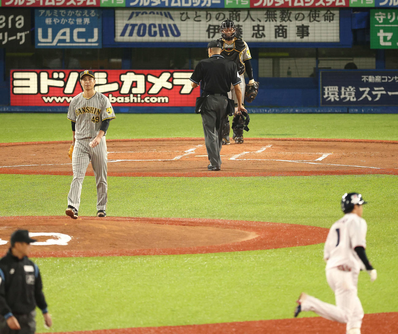 ヤクルト対阪神　1回裏ヤクルト2死、山田に左越えソロ本塁打を浴びる大竹（撮影・河田真司）