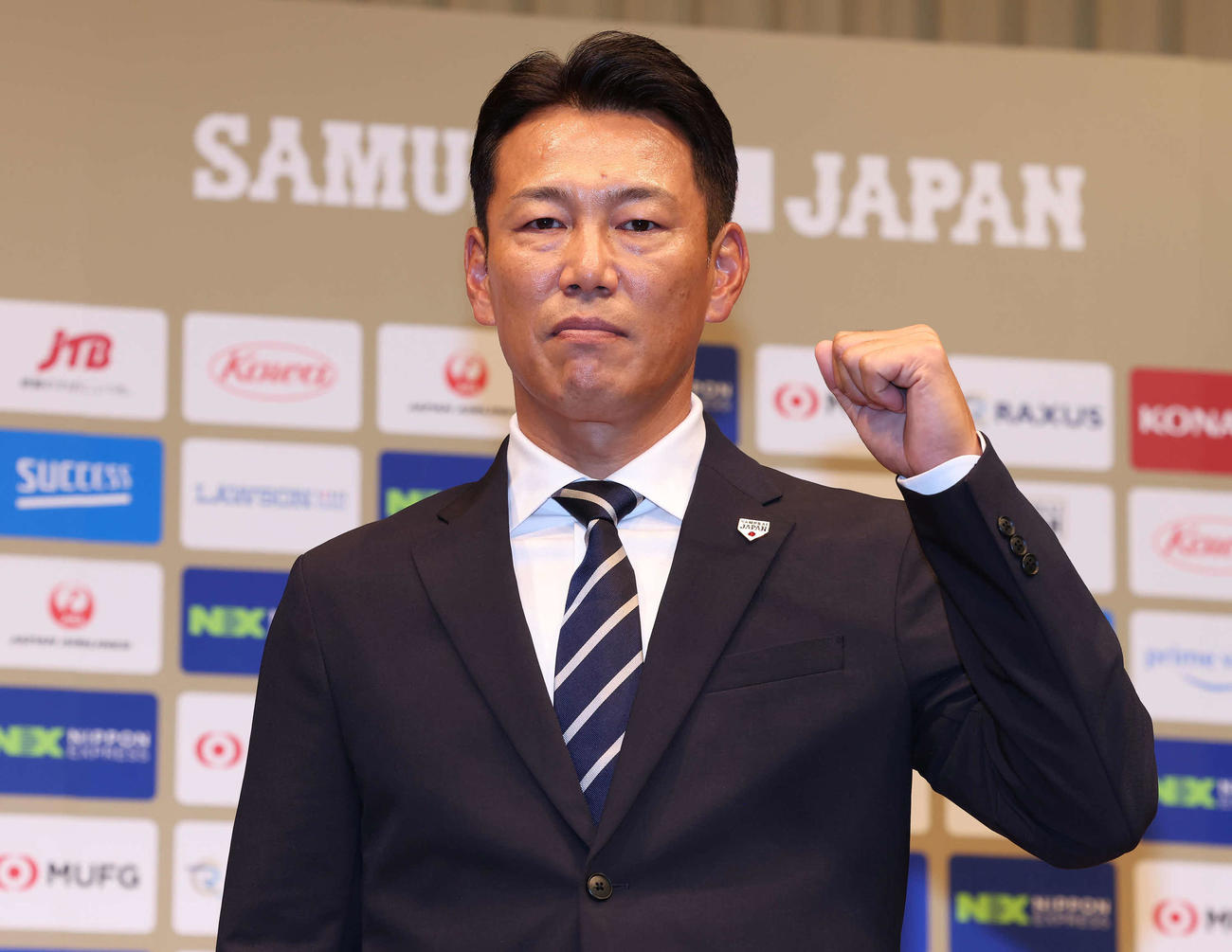 侍ジャパンの監督に就任し、ガッツポーズで写真に納まる井端監督（撮影・丹羽敏通）