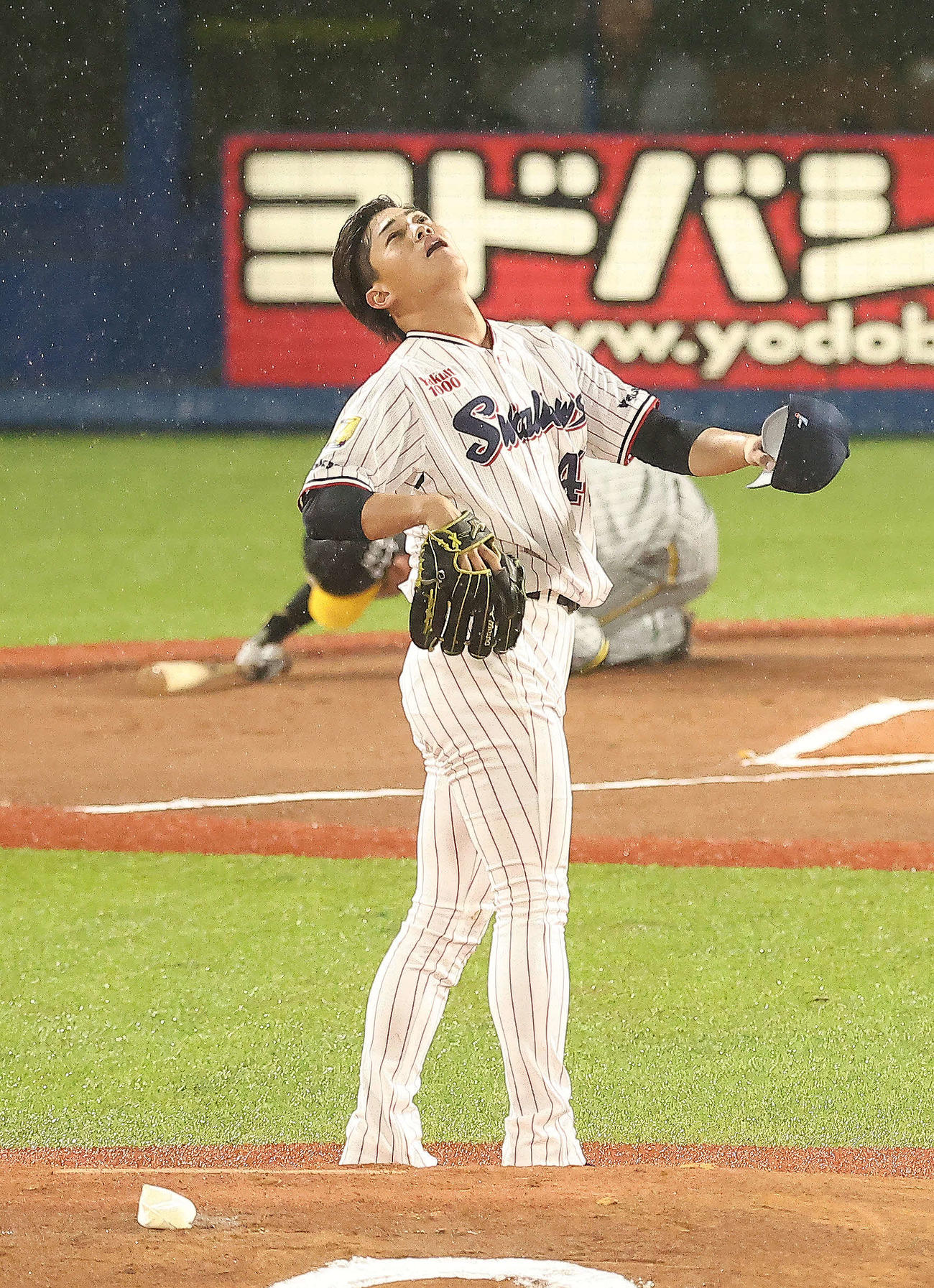 ヤクルト対阪神　1回表阪神無死、近本に死球を与えて天を仰ぐ高橋（撮影・河田真司）