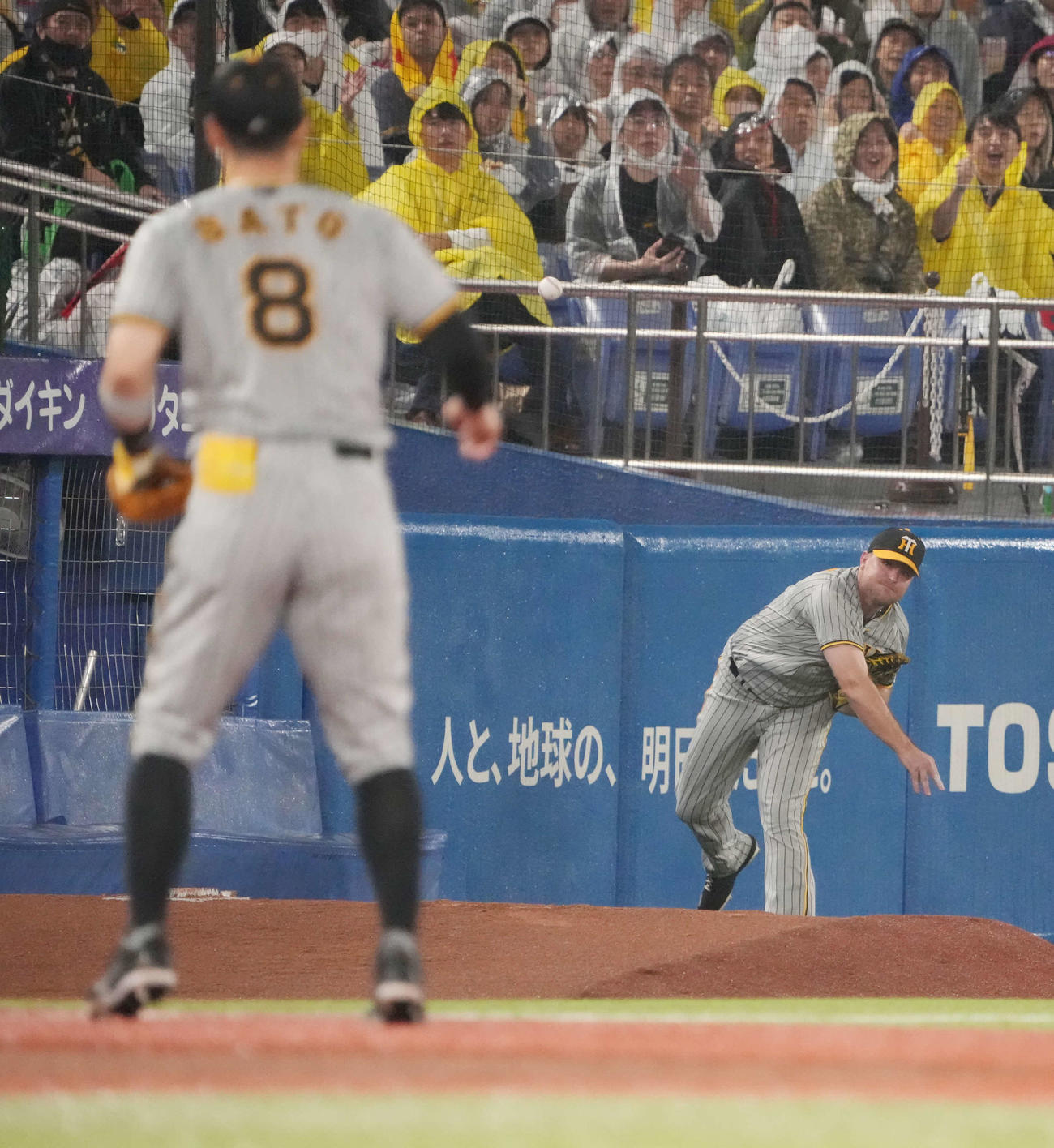 ヤクルト対阪神　4回裏ヤクルト無死、阪神ノイジー左翼手は浜田の左邪飛を捕球後本塁へ好返球し三塁走者村上宗隆の生還を阻止する（撮影・小沢裕）