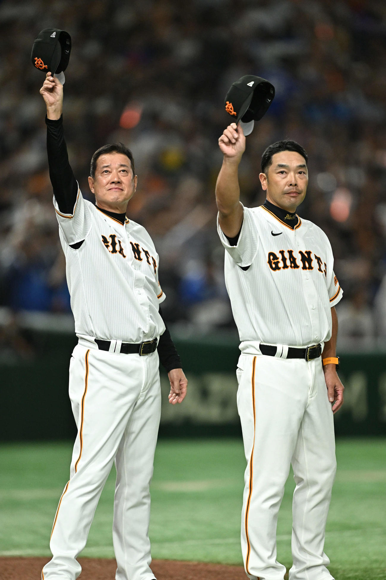 巨人対DeNA　試合に勝利しファンに手を振る巨人原監督（左）と阿部ヘッド兼バッテリーコーチ（撮影・滝沢徹郎）