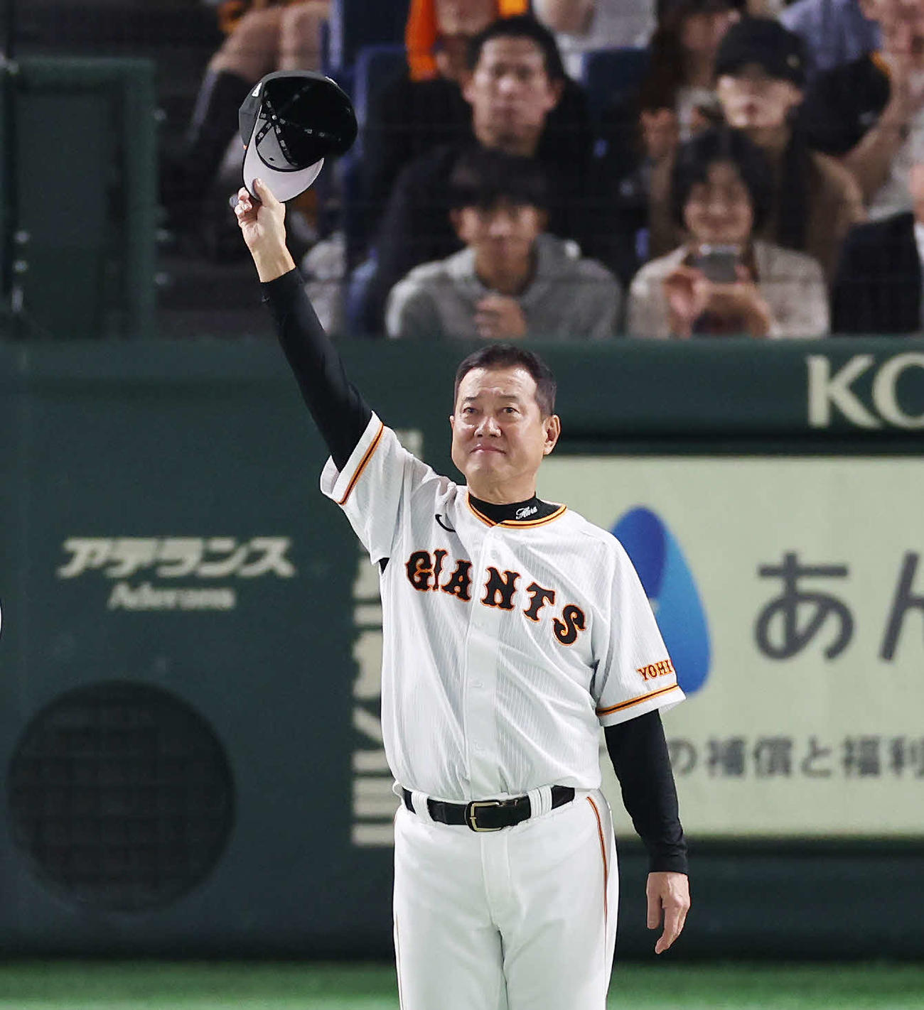 巨人対DeNA　今季最終戦を勝利で飾り、ファンの声援に応える巨人原監督（撮影・宮地輝）