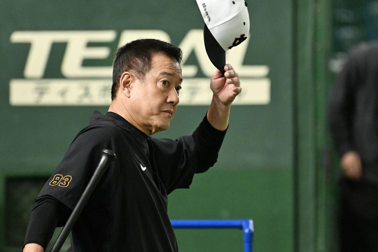 巨人対DeNA　試合前練習を見守る巨人原監督（撮影・滝沢徹郎）