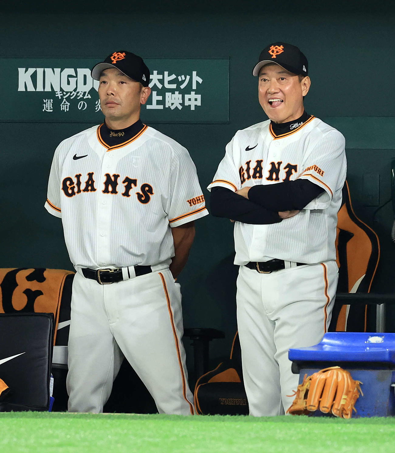 巨人対DeNA 5回裏巨人の攻撃中、舌をだして笑顔の原監督（右）。左は阿部ヘッド兼バッテリーコーチ（撮影・浅見桂子）