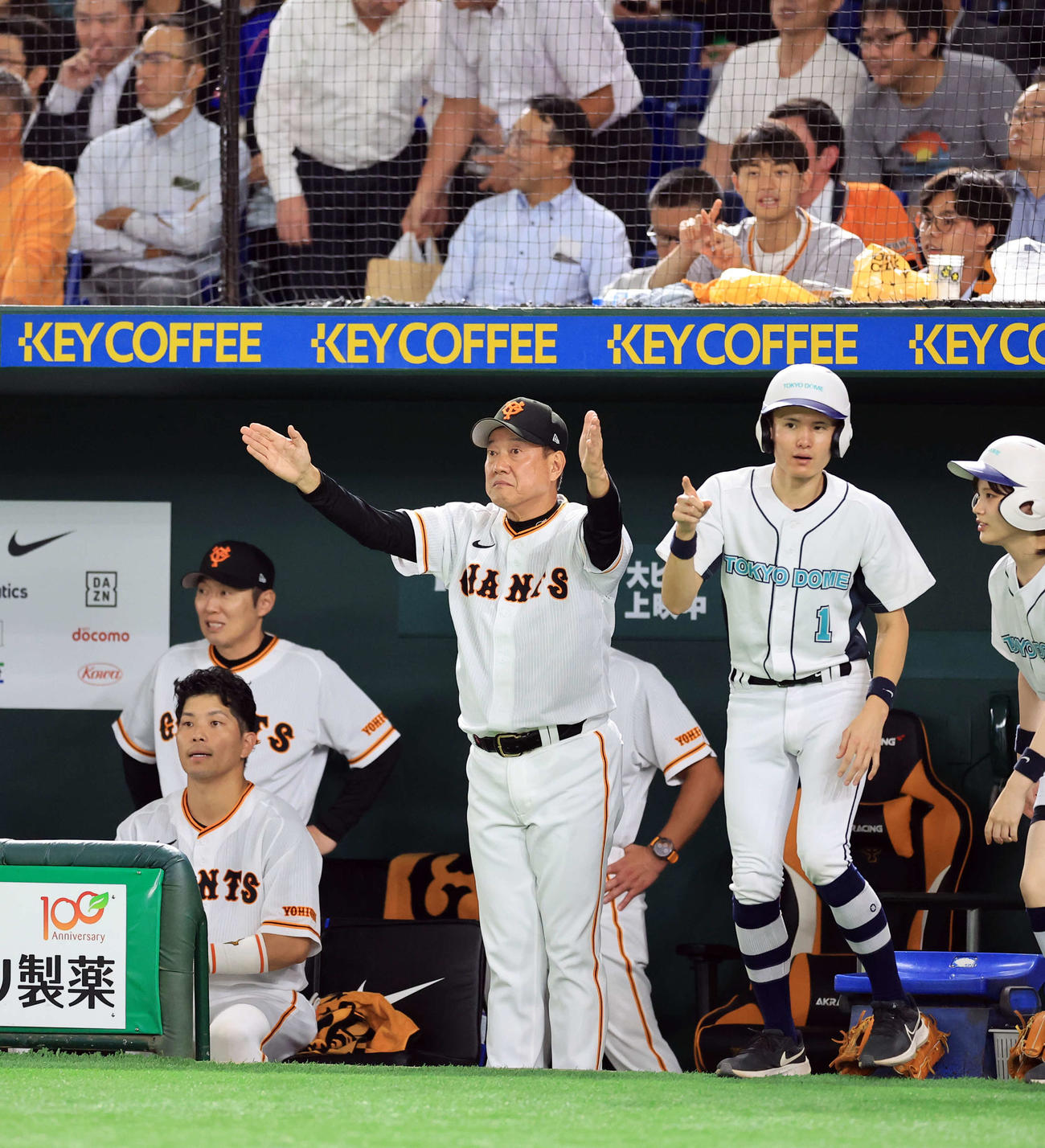 巨人対DeNA 5回裏巨人1死一、二塁、坂本の併殺打についてリプレー検証を求める原監督（撮影・浅見桂子）