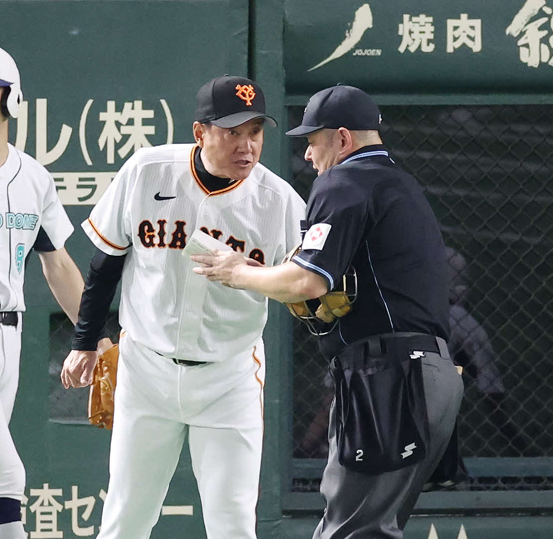 巨人対DeNA 7回表、球審に選手交代を告げる巨人原監督（撮影・宮地輝）