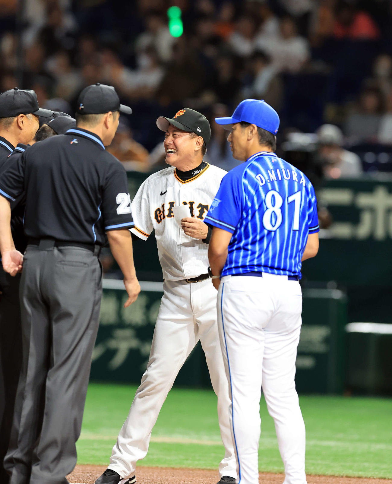 巨人対DeNA　試合前、メンバー最終確認で笑顔の巨人原監督（中央）（撮影・浅見桂子）