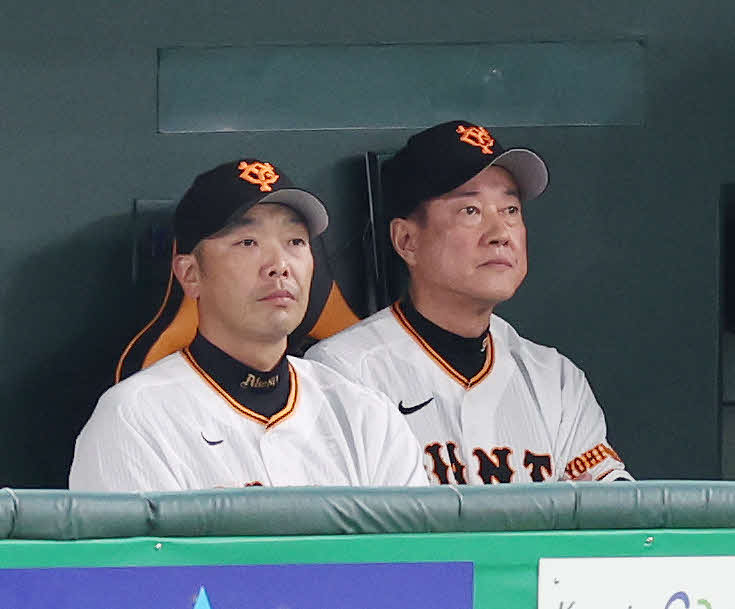 巨人対DeNA　試合開始を待つ巨人原監督（右）と阿部ヘッド兼バッテリーコーチ（撮影・宮地輝）