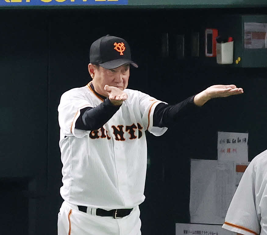 巨人対DeNA　リクエストを要求する巨人原監督（撮影・宮地輝）