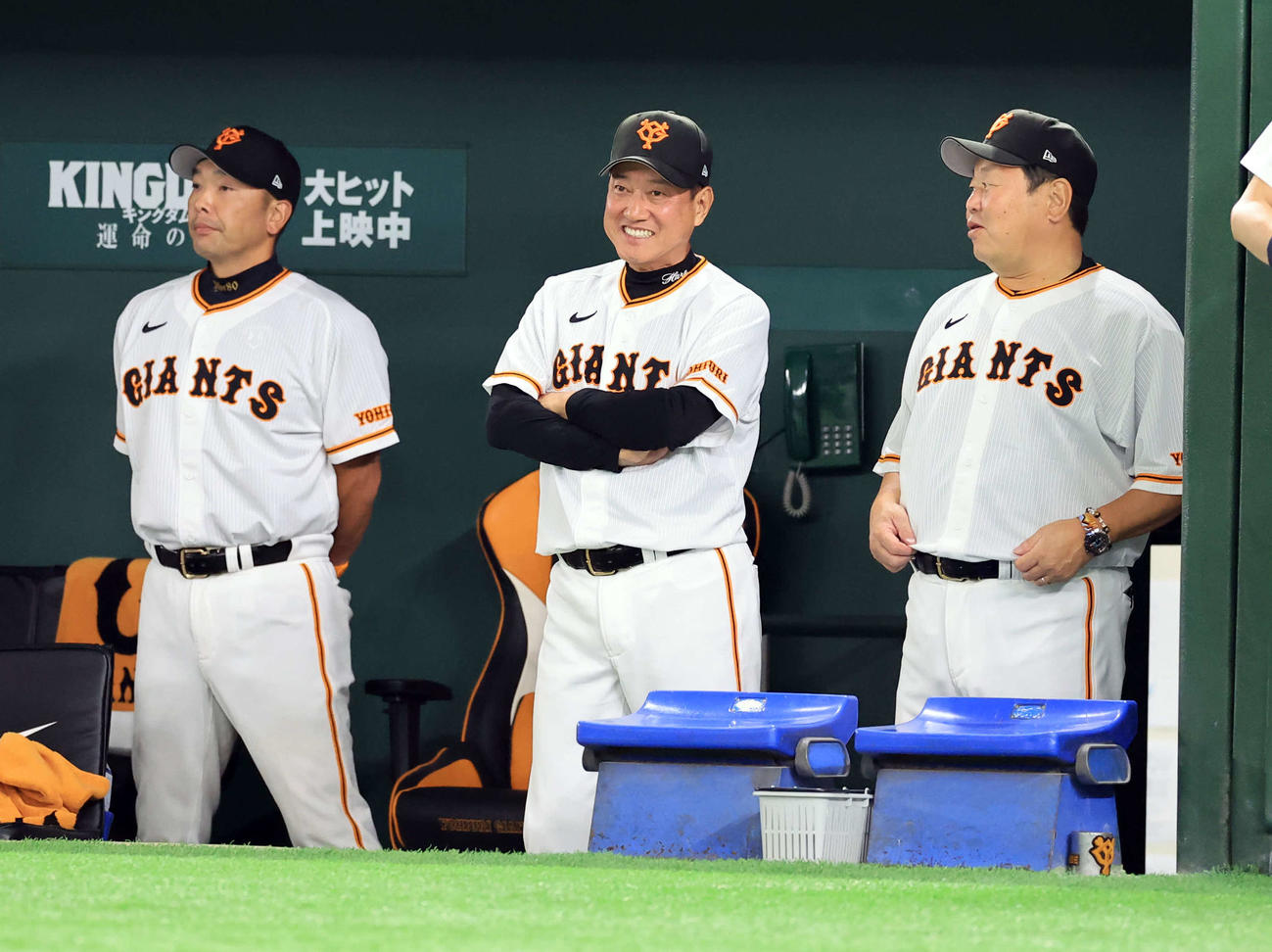 巨人対DeNA 1回裏巨人の攻撃前、並んで笑顔を見せる、左から巨人阿部ヘッド兼バッテリーコーチ、原監督、大久保打撃チーフコーチ（撮影・浅見桂子）