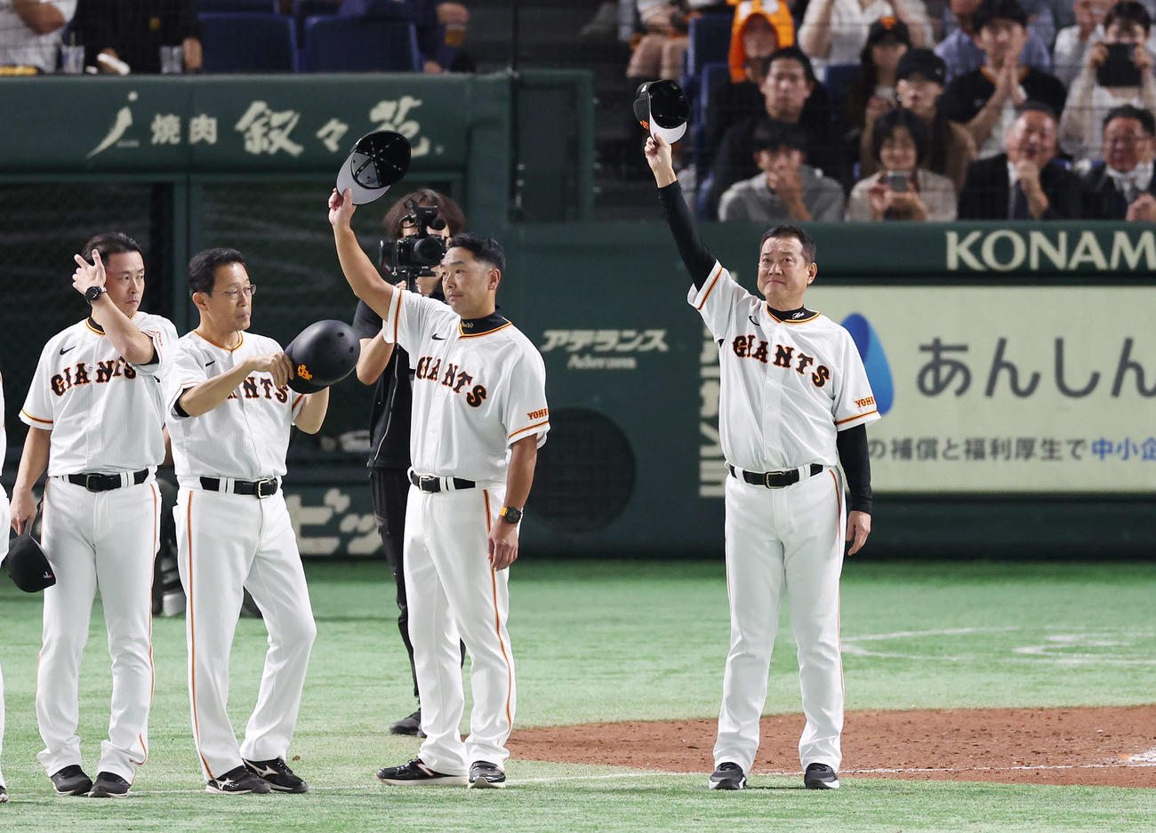 巨人対DeNA　今季最終戦を勝利で飾り、あいさつする巨人原監督（撮影・宮地輝）