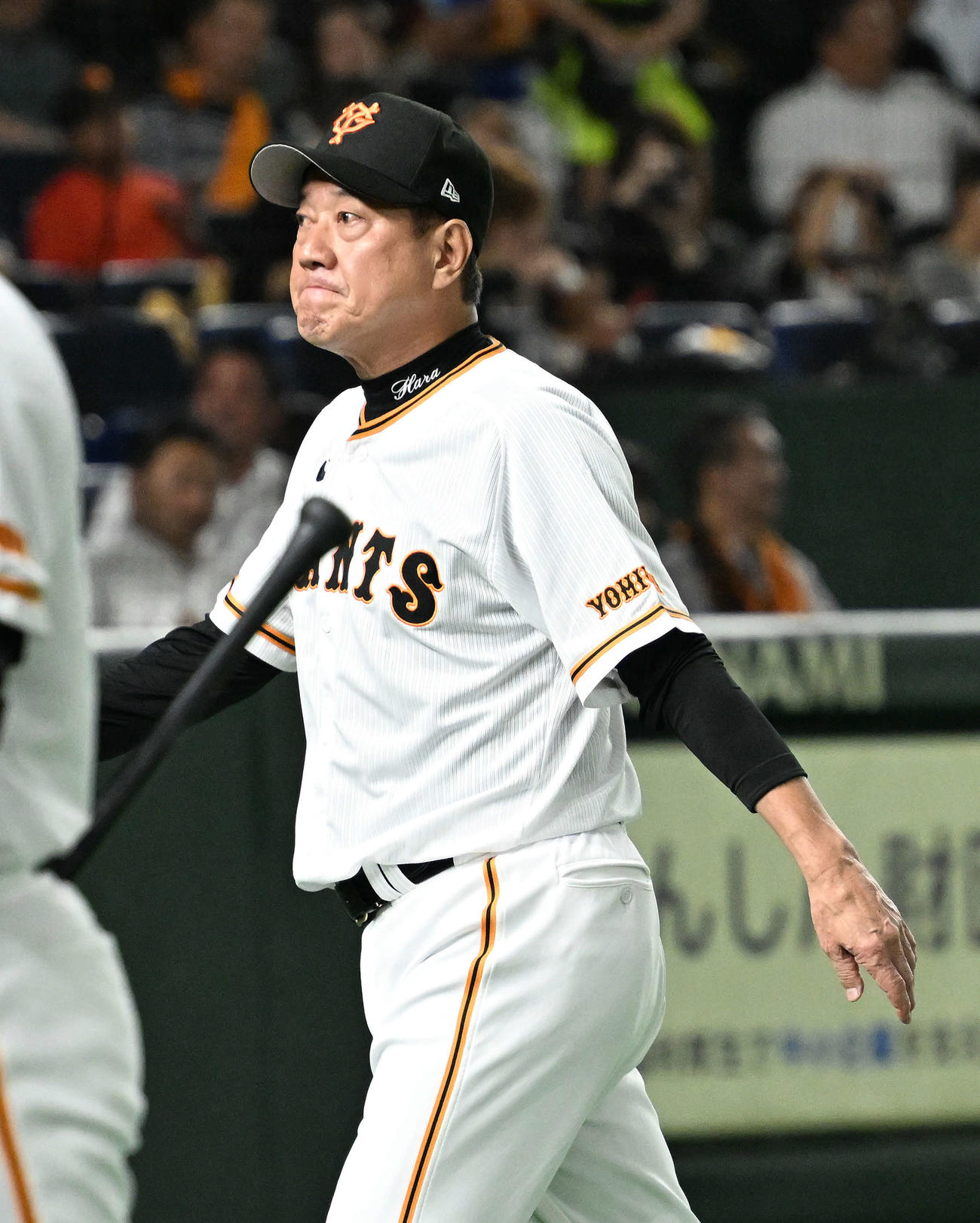 巨人対DeNA　交代を告げる巨人原監督（撮影・滝沢徹郎）