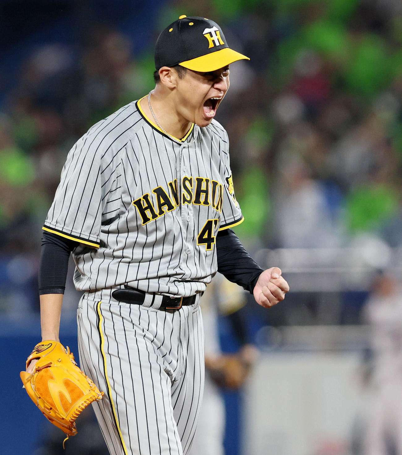 ヤクルト対阪神　5回裏ヤクルト1死一、二塁、大竹は村上を三振に仕留めマウンドで気合いのこもった表情を見せる（撮影・加藤哉）