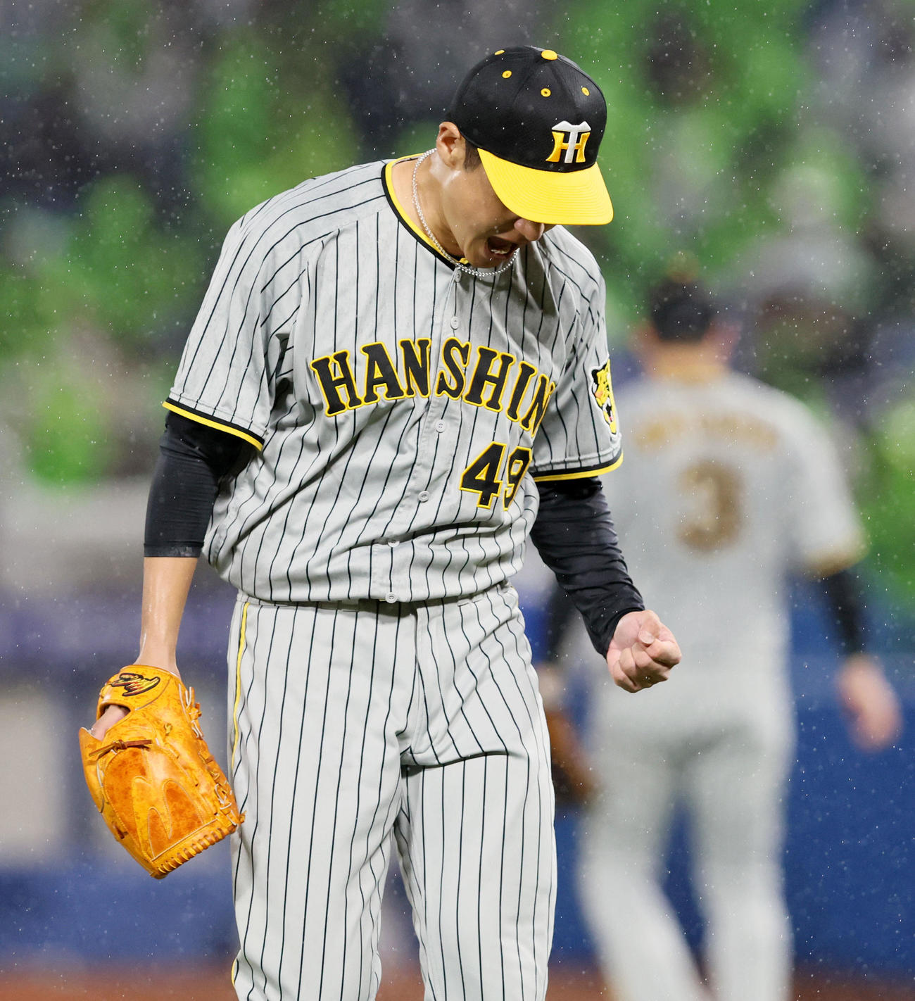 ヤクルト対阪神　4回裏ヤクルト2死二塁、大竹は中村を中飛に仕留めガッツポーズを見せる（撮影・加藤哉）