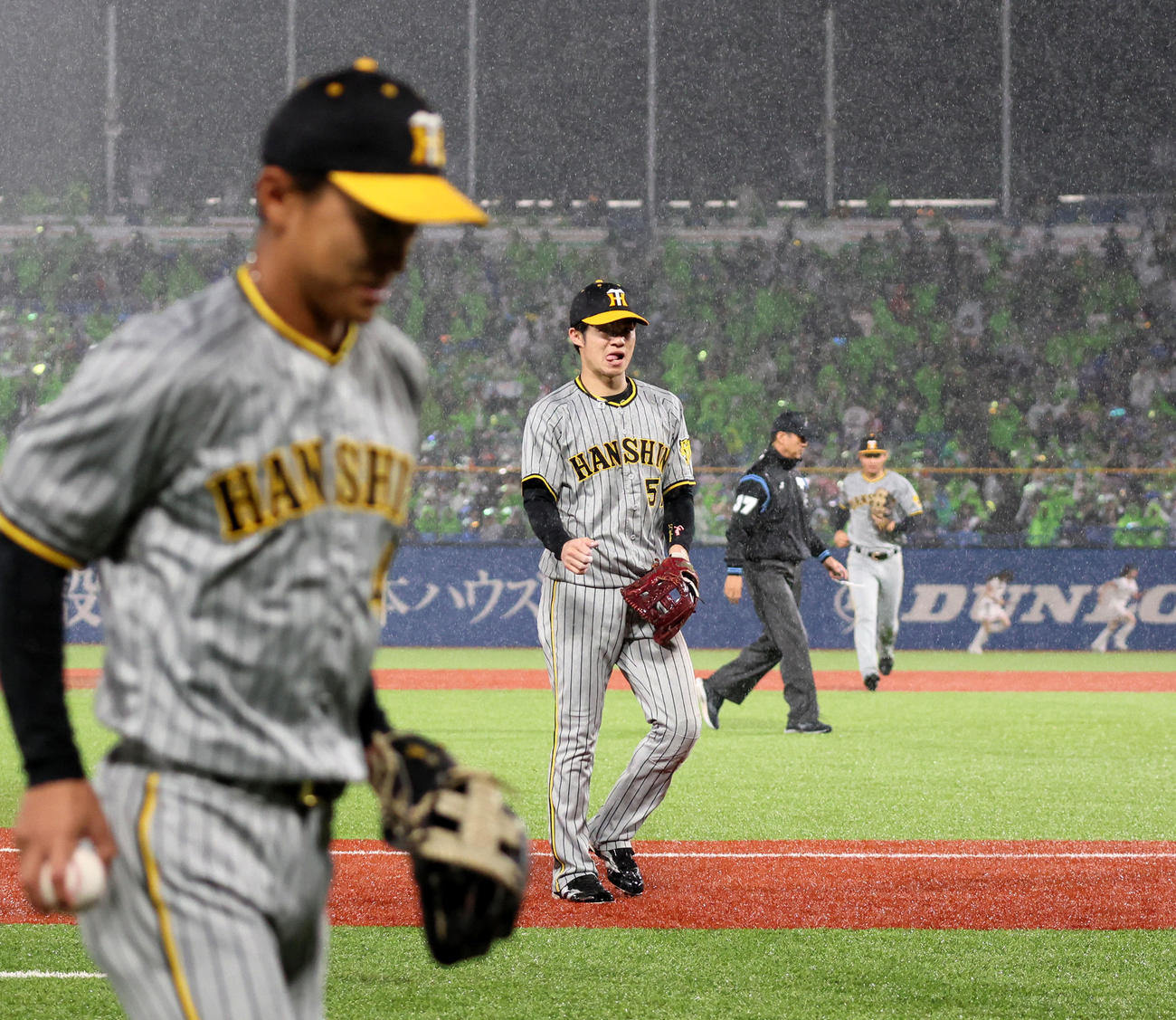 ヤクルト対阪神　7回裏ヤクルト無死、降雨中断となりベンチへ引き揚げる中野（撮影・加藤哉）