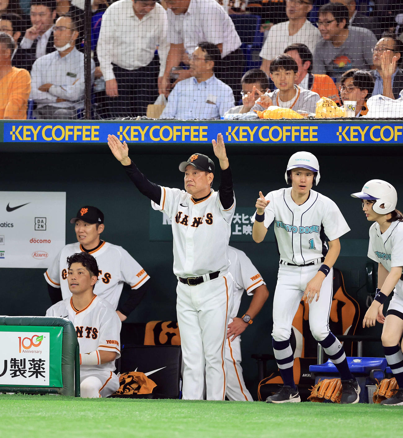 巨人対DeNA 5回裏巨人1死一、二塁、坂本の併殺打についてリプレー検証を求める原監督（撮影・浅見桂子）