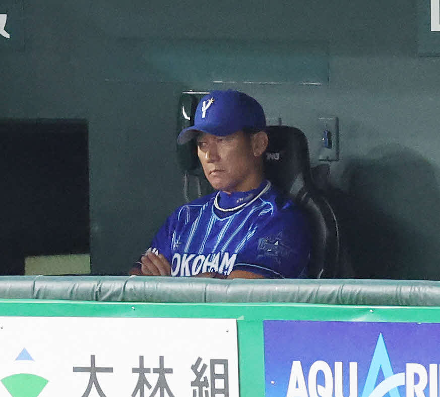 巨人対DeNA　厳しい表情で戦況を見つめるDeNA三浦監督（撮影・宮地輝）