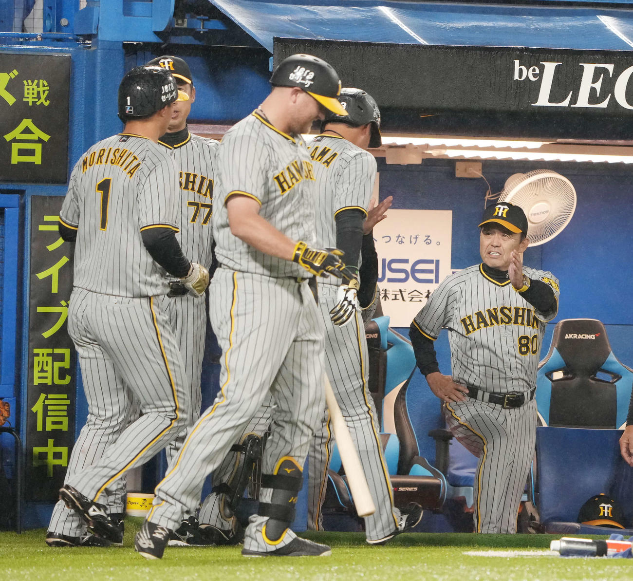 ヤクルト対阪神　1回表阪神2死一塁、大山は左越えに先制2点本塁打を放ち岡田監督（右）の祝福を受ける（撮影・小沢裕）