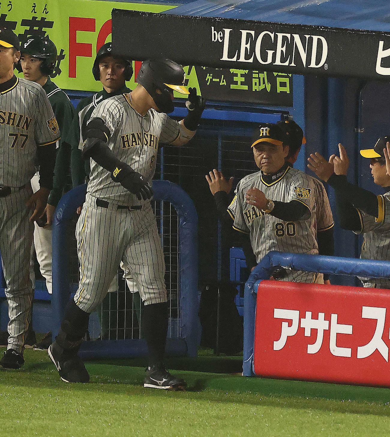 ヤクルト対阪神　1回表阪神2死、左中間ソロ本塁打で生還する佐藤輝を迎える岡田監督（撮影・河田真司）