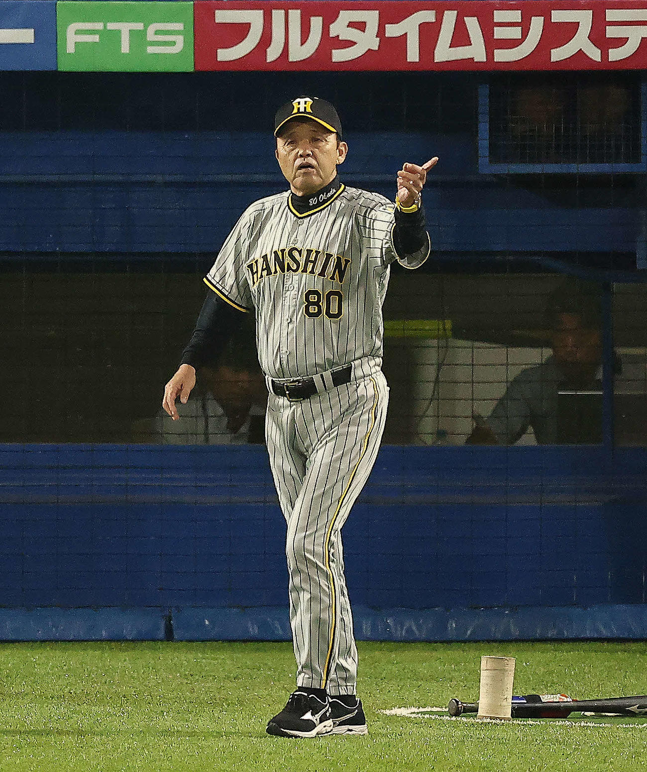 ヤクルト対阪神　6回表を終え、選手交代を告げる岡田監督（撮影・河田真司）