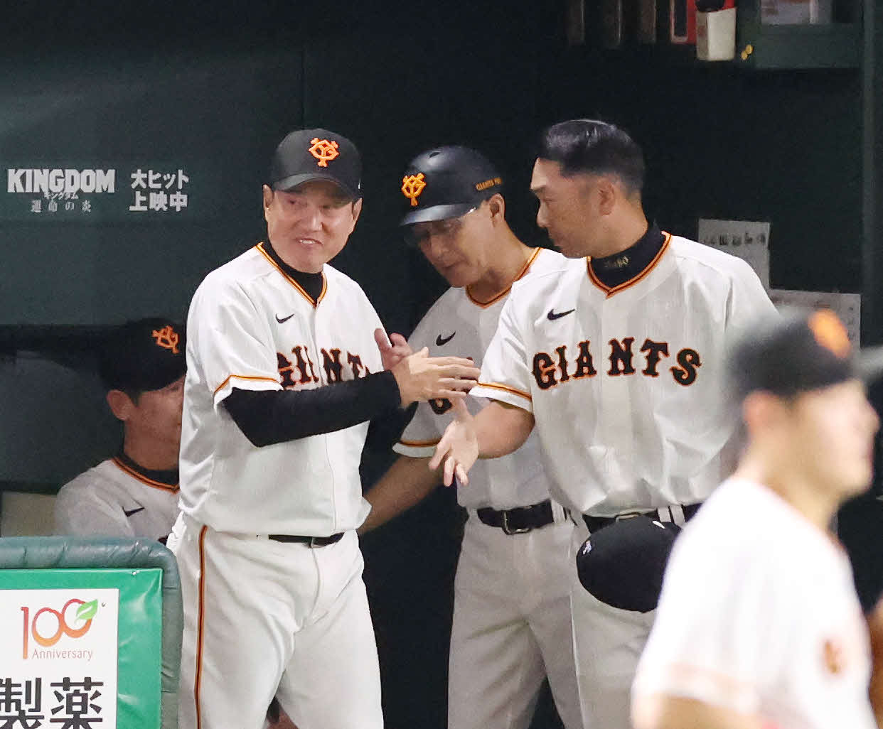 巨人対DeNA　今季最終戦を勝利で飾り、巨人阿部ヘッド兼バッテリーコーチ（右）と握手する原監督（撮影・宮地輝）