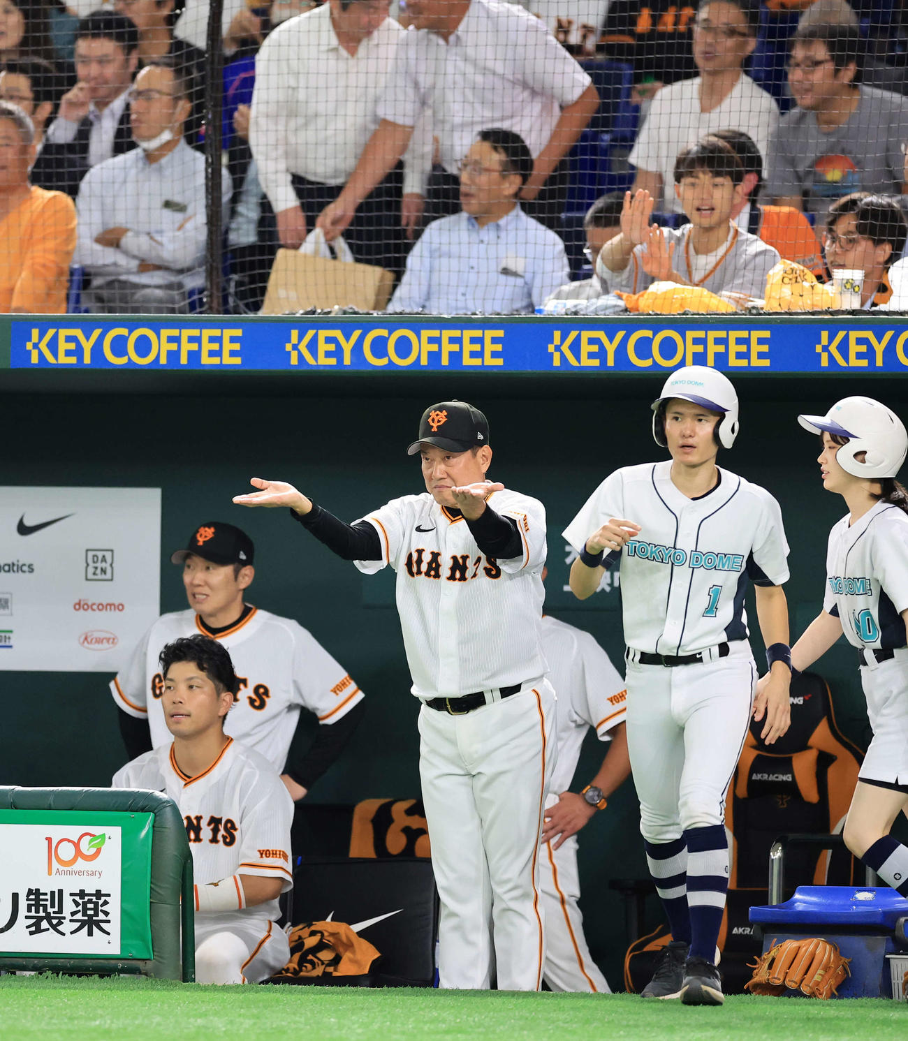 巨人対DeNA 5回裏巨人1死一、二塁、坂本の併殺打についてリプレー検証を求める原監督（撮影・浅見桂子）