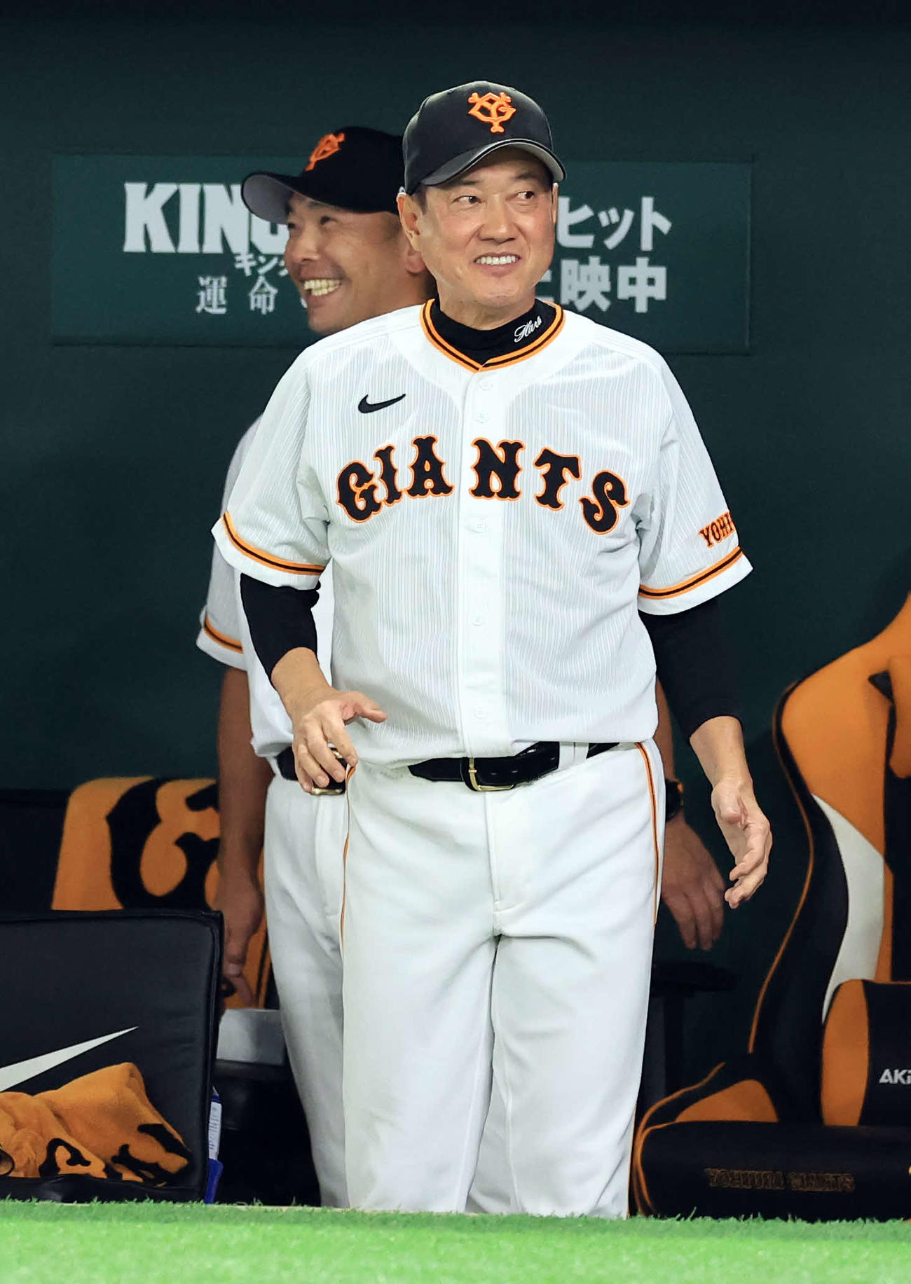 巨人対DeNA 4回裏巨人1死、大城卓の投手強襲内野安打にニヤリとする原監督。奥は笑顔の阿部ヘッド兼バッテリーコーチ（撮影・浅見桂子）