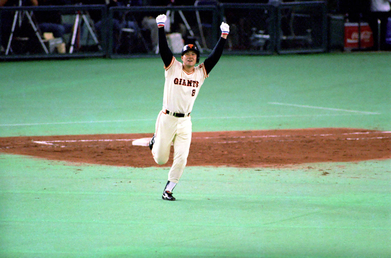 89年、近鉄との日本シリーズ第5戦で満塁本塁打を放ち、両手を突き上げて喜ぶ
