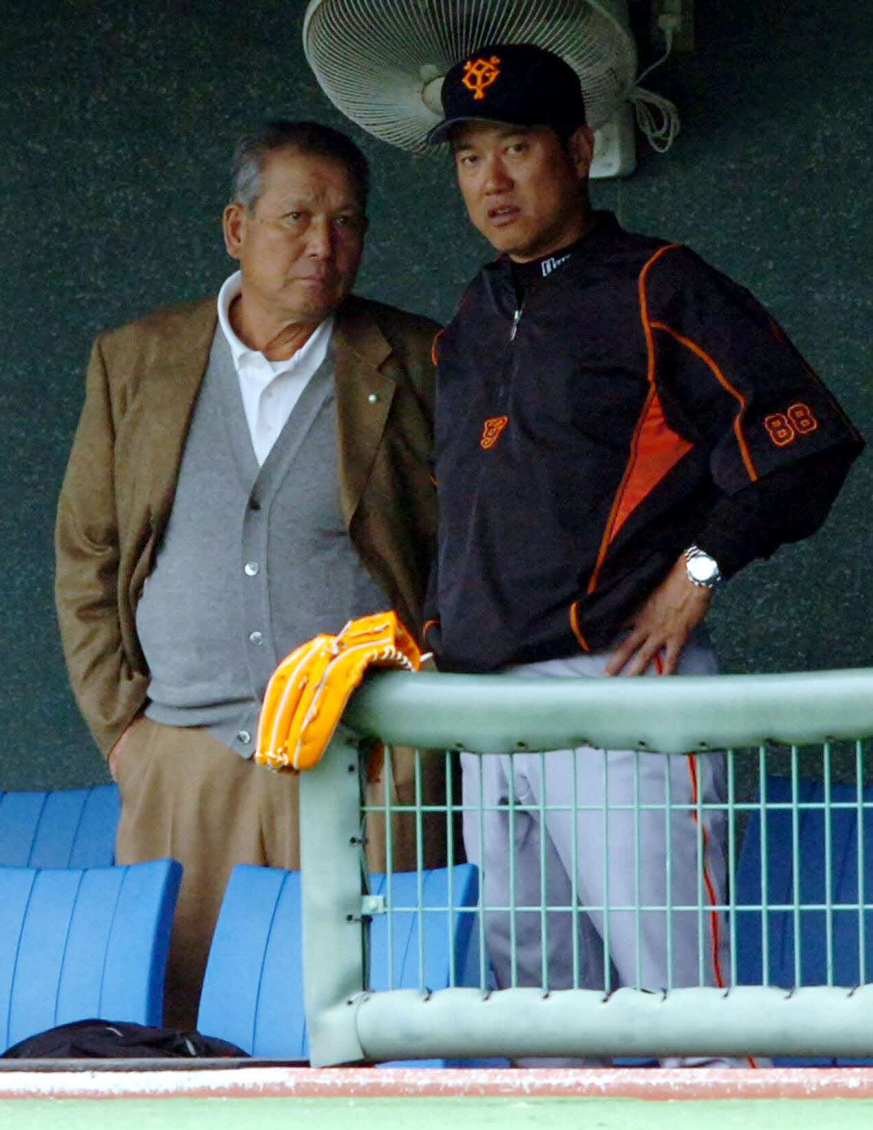 05年、秋季キャンプを訪れた父貢さん（左）と話し込む