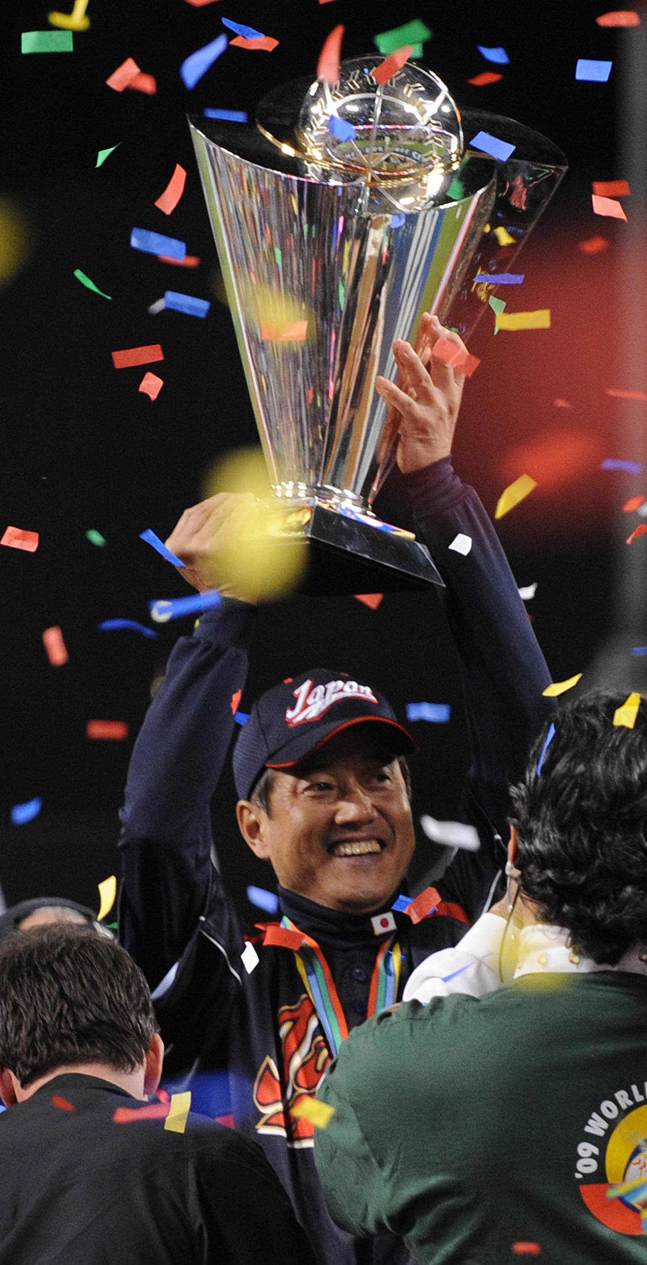 09年、WBC2連覇を達成してトロフィーを高々と掲げる