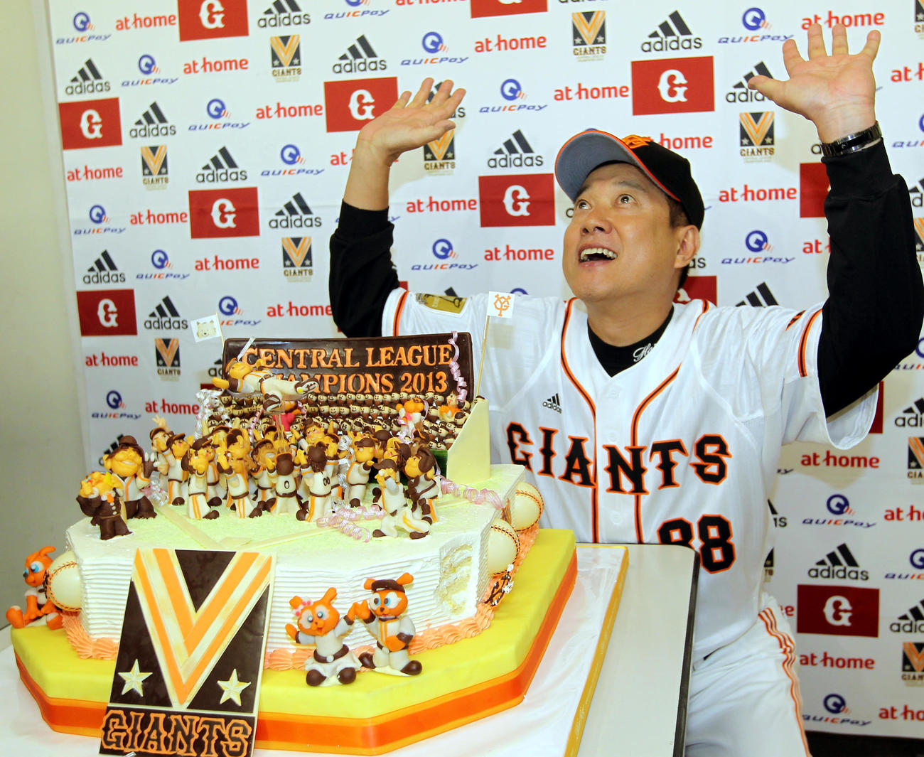 13年、よみうりランドから贈呈された優勝記念ケーキを前に胴上げポーズ