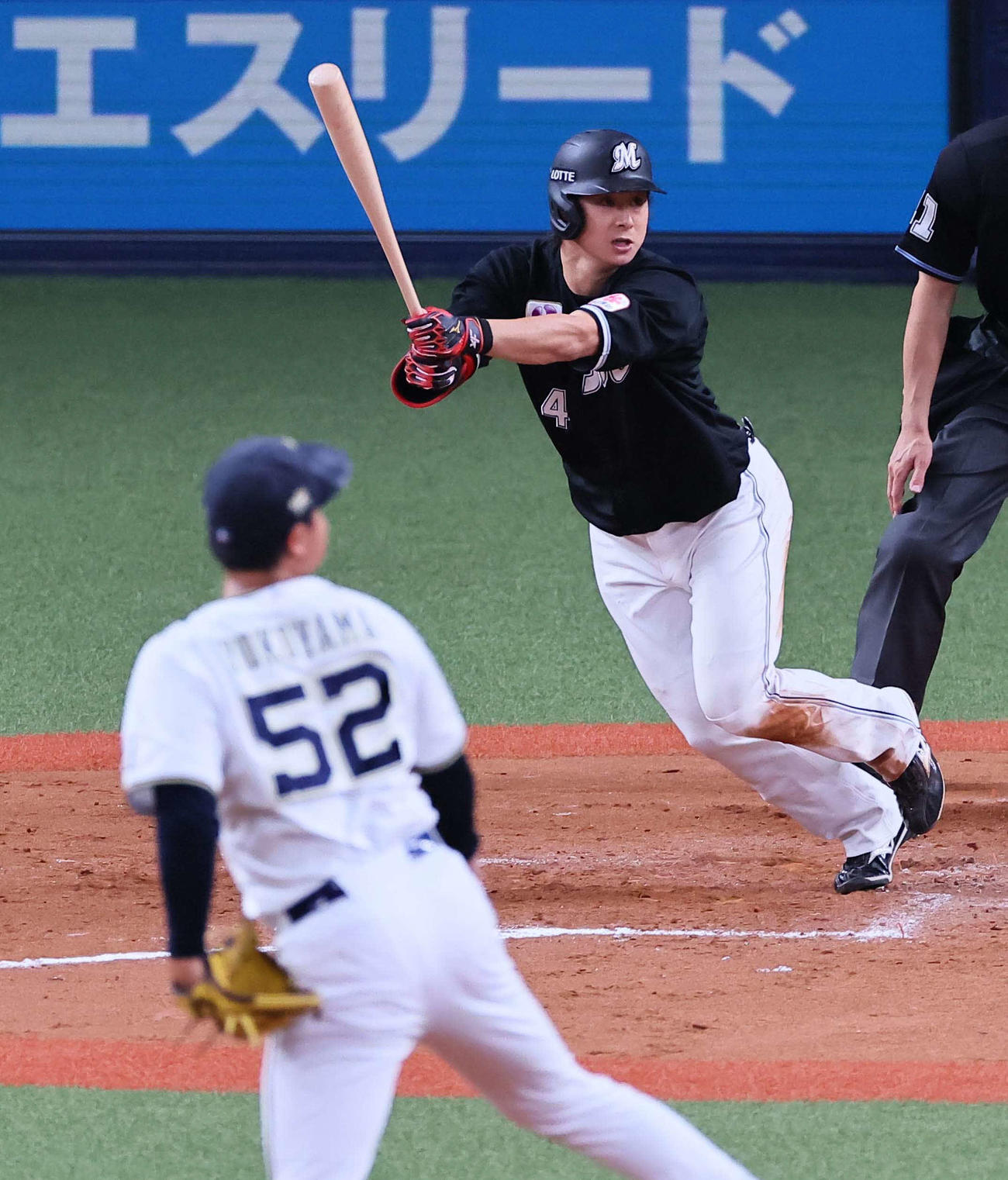オリックス対ロッテ　7回表ロッテ2死二塁、藤岡は左翼線へ勝ち越し適時二塁打を放つ（撮影・上田博志）