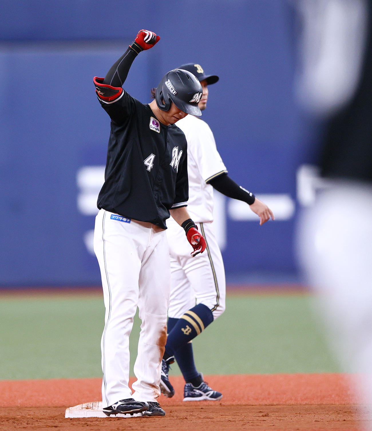 オリックス対ロッテ　7回表ロッテ2死二塁、藤岡は左適時二塁打を放ち二塁でガッツポーズ（撮影・上山淳一）